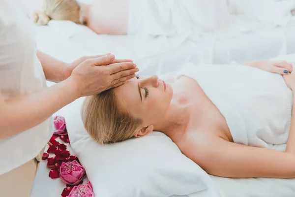 Mooie Vrouw Liggend Het Bed Voor Een Spa Aziatische Massage — Stockfoto