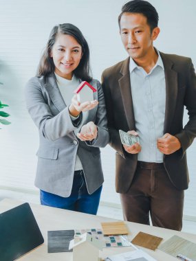 Asyalı çiftler, kocalar ve eşler bir ev tasarlamak için bir araya geliyorlar. Gelecekte bir aile olarak birlikte yaşamak..