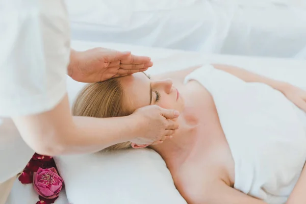 Mooie Vrouw Liggend Het Bed Voor Een Spa Aziatische Massage — Stockfoto