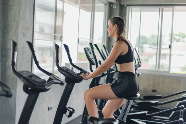 Sportliches Mädchen Sportbekleidung Das Auf Einem Fahrrad Fitnessstudio Trainiert Und — Stockfoto