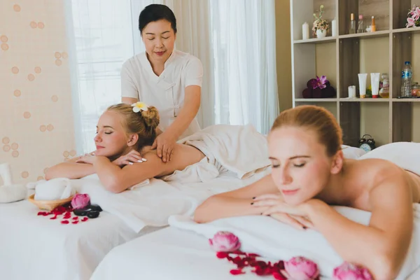 Twee Jonge Kaukasische Dames Met Een Goede Ontspannende Massage Bij — Stockfoto