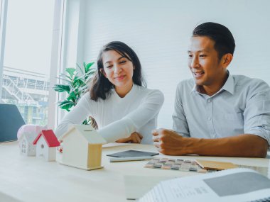 Tasarımcılar müşterilere ev dekorasyonu için kumaşlardan malzemeler seçmelerini öneriyor..