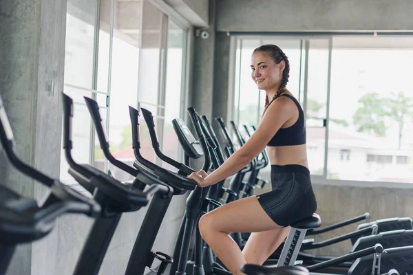 Athletin Frau Mädchen Beim Sport Radfahren Der Sporthalle Sie Trägt — Stockfoto