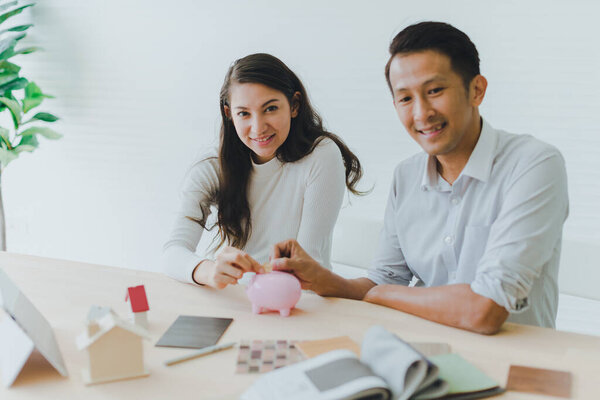 Азиатские пары, мужья и жены собираются вместе, чтобы спроектировать дом. Жить вместе как семья в будущем.