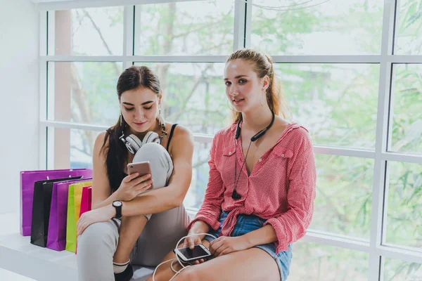 Shoppers Beställer Produkter Online Från Sina Smartphones Eftersom Kan Inte — Stockfoto