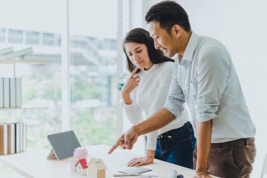 Asyalı çiftler, kocalar ve eşler bir ev tasarlamak için bir araya geliyorlar. Gelecekte bir aile olarak birlikte yaşamak..