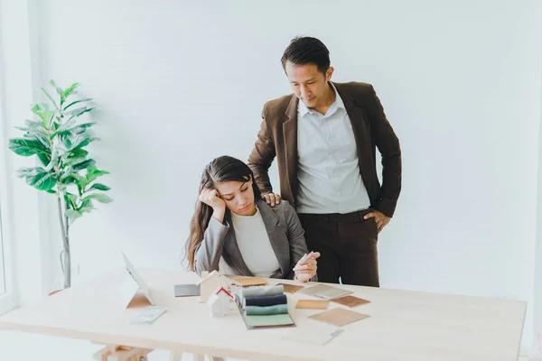 Giovani Donne Affari Sono Stressate Lavoro Giovane Uomo Affari Introdotta — Foto Stock