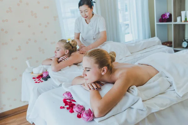 Wanita Cantik Berbaring Tempat Tidur Untuk Spa Asia Pijat Spa — Stok Foto