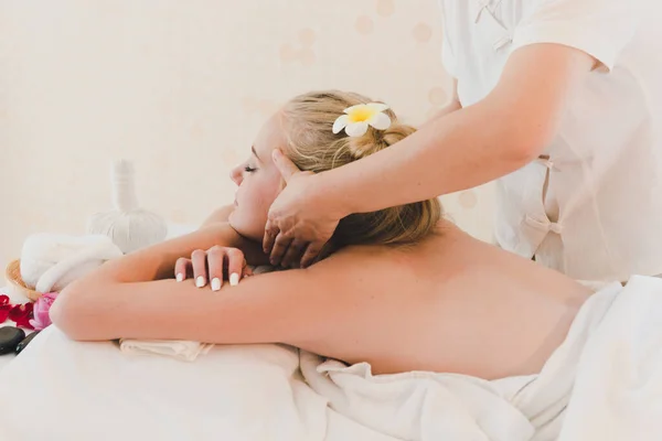 Mooie Vrouw Liggend Het Bed Voor Een Spa Aziatische Massage — Stockfoto