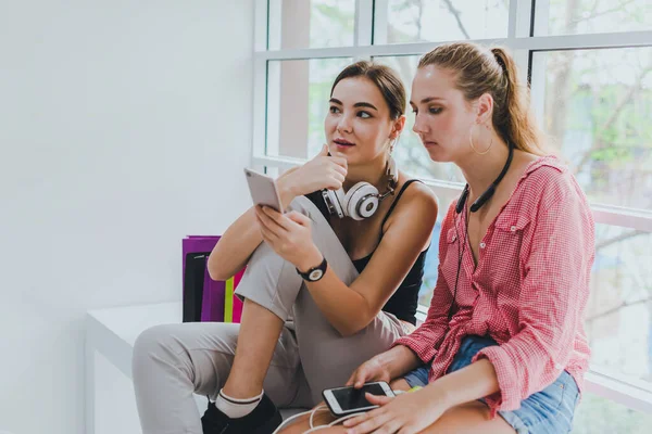 Shoppers Beställer Produkter Online Från Sina Smartphones Eftersom Kan Inte — Stockfoto