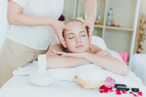 Hermosa Mujer Acostada Cama Para Masaje Asia Spa Spa Lujo —  Fotos de Stock