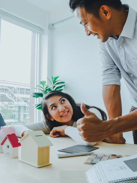 Progettisti Stanno Suggerendo Clienti Scegliere Materiali Realizzati Con Tessuti Decorazione — Foto Stock