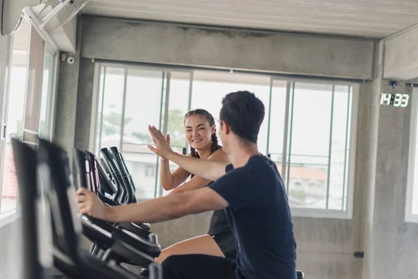 Los Atletas Masculinos Femeninos Hablan Ejercicio Ciclismo Gimnasio Usan Ropa — Foto de Stock