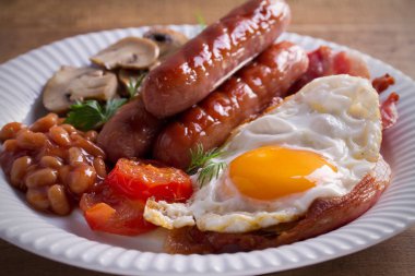 Ahşap masa üzerinde tam İngilizce veya İrlandalı kahvaltı. Sabah besleyici ve sağlıklı yemek. Yatay