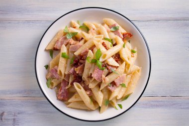 Pastırma ve güneşte kurutulmuş domates ile Penne makarna. Yukarıda görmek, en iyi stüdyo vurdu