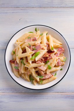 Pastırma ve güneşte kurutulmuş domates ile Penne makarna. Yukarıda görmek, en iyi stüdyo vurdu