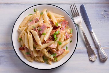 Pastırma ve güneşte kurutulmuş domates ile Penne makarna. Yukarıda görmek, en iyi stüdyo vurdu