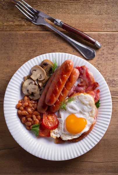 Pełny Angielski Lub Irlandzkie Śniadanie Drewnianym Stole Rano Pożywne Zdrowe — Zdjęcie stockowe