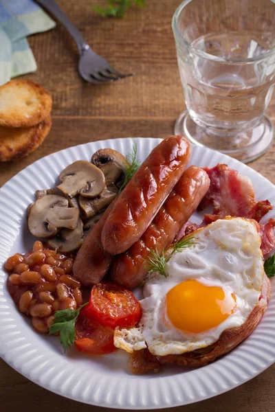 木製のテーブルに完全英語やアイルランドの朝食 栄養価が高く 健康的な朝の食事 垂直方向 — ストック写真