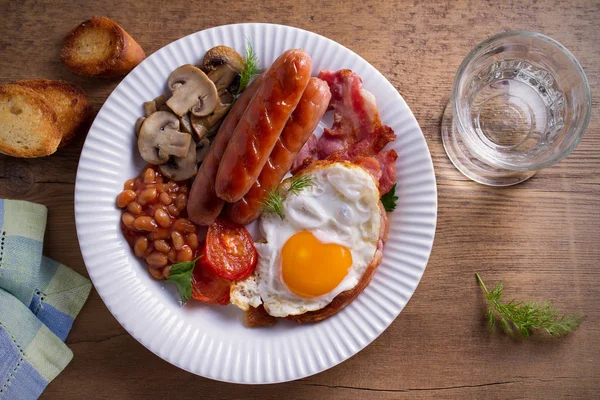木製のテーブルに完全英語やアイルランドの朝食 栄養価が高く 健康的な朝の食事 オーバーヘッド — ストック写真