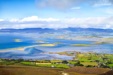 Güzel doğal deniz ve dağ manzarası Adaları ile. Croagh Patrick - Co Mayo, Westport, İrlanda, Atlantik Okyanusu'nun Batı kıyısında dağda üzerinden görüntülemek