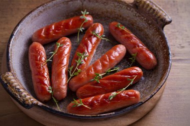 Bir tavada kekik ile sosis. Yatay