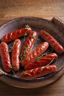 Bir tavada kekik ile sosis. dikey