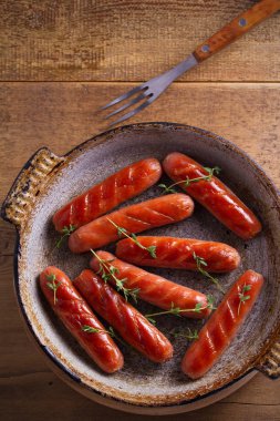 Bir tavada kekik ile sosis. Tepegöz, dikey