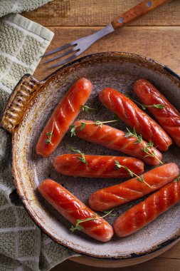 Bir tavada kekik ile sosis. Tepegöz, dikey