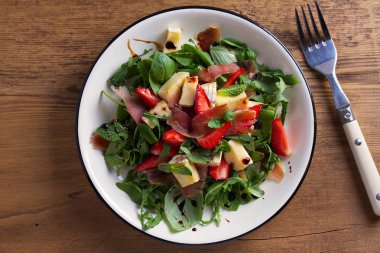 Çilek, avokado, fesleğen, nane, roka salatası brie peyniri ve jamon veya prosciutto ile. Sağlıklı salata kasesi. Yukarıda görmek, en iyi stüdyo vurdu