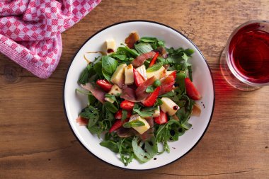 Çilek, avokado, fesleğen, nane, roka salatası brie peyniri ve jamon veya prosciutto ile. Sağlıklı salata kasesi. Yukarıda görmek, en iyi stüdyo vurdu