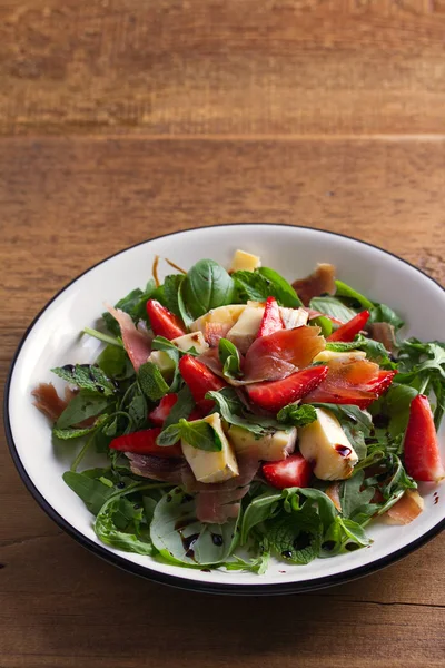 Fresa Aguacate Albahaca Menta Ensalada Rúcula Con Queso Brie Jamón — Foto de Stock