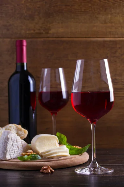 Γυαλιά Και Ένα Μπουκάλι Κρασί Τυρί Ψωμί Παξιμάδια Και Jamon — Φωτογραφία Αρχείου