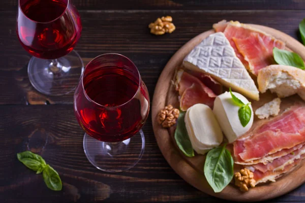 Verres Vin Avec Fromage Pain Noix Confiture Prosciutto Sur Fond — Photo