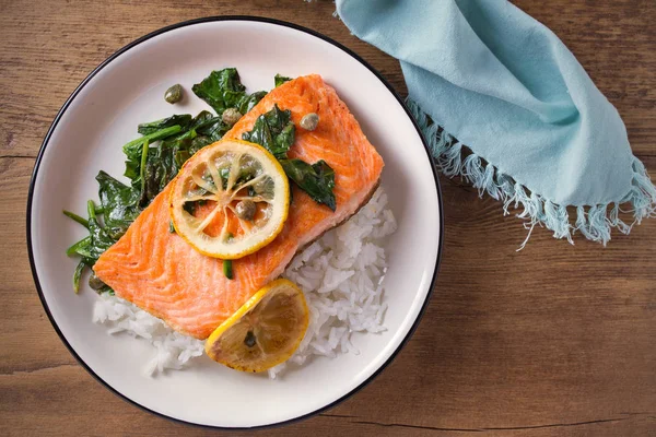 Filete Salmón Con Arroz Guarnición Espinacas Filete Pescado Salmón Limón —  Fotos de Stock