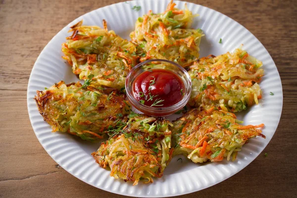 Cuketa Brambory Mrkev Koláče Zeleninové Lívanečky Latkes Draniki Zeleninové Palačinky — Stock fotografie