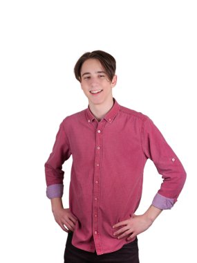 Genç adam kameraya, bakan gülümseyerek. Beyaz arka plan üzerinde izole gömlekli genç çocuk portresi