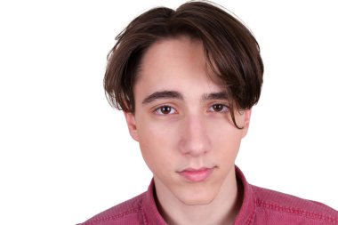 Yakışıklı genç çocuk kameraya bakıyor. Portre portre genç gömlek, beyaz arka plan üzerinde izole