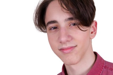 Kameraya, seyir yakışıklı genç erkek çocuk gülümseyen. Portre portre genç gömlek, beyaz arka plan üzerinde izole