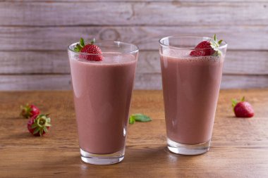 Çikolata ve çilek milkshake. Çikolata çilek güler yüzlü. 