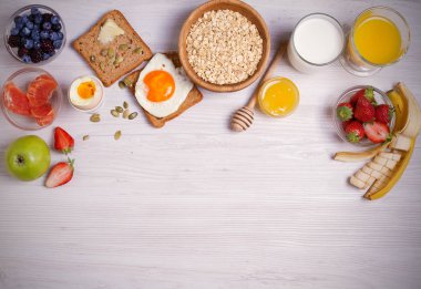 Kahve, portakal suyu, yulaf gevreği, süt, meyve, yumurta ve tost ile kahvaltı. Dengeli beslenme. Sabah tatlı ve lezzetli yemek, gıda arka plan. Tepegöz, yatay