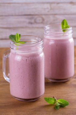 Çilek ve muz milkshake. Çilek güler yüzlü