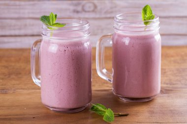 Çilek ve muz milkshake. Çilek güler yüzlü