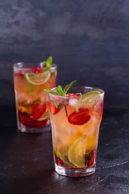 Çilek mojito çilek, limon, nane ve buz, siyah arka plan ile kokteyl. Yaz berry kokteyl