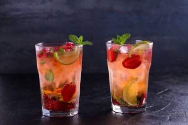 Çilek mojito çilek, limon, nane ve buz, siyah arka plan ile kokteyl. Yaz berry kokteyl