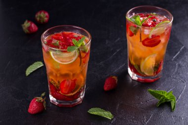 Çilek mojito çilek, limon, nane ve buz, siyah arka plan ile kokteyl. Yaz berry kokteyl