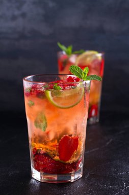 Çilek mojito çilek, limon, nane ve buz, siyah arka plan ile kokteyl. Yaz berry kokteyl