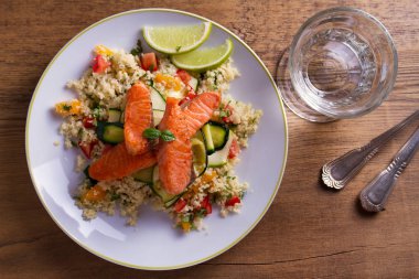Domates kuskus, kabak ve kireç ile somon. Yukarıda görmek, en iyi stüdyo vurdu