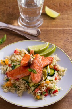 Domates kuskus, kabak ve kireç ile somon