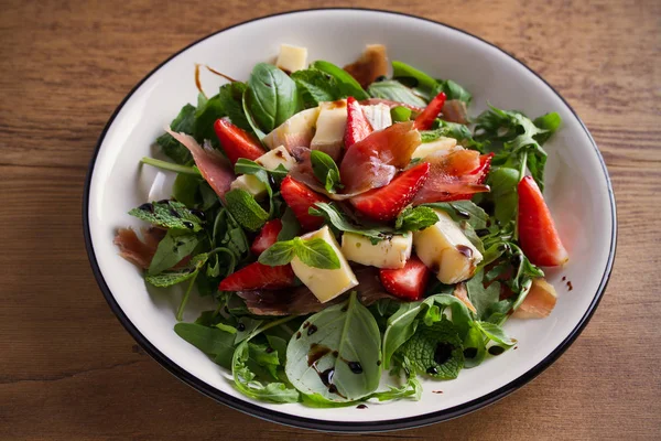 Morango Manjericão Hortelã Salada Rúcula Com Queijo Brie Jamon Prato — Fotografia de Stock